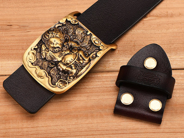 Модерен кожен колан с метално закопчаване 