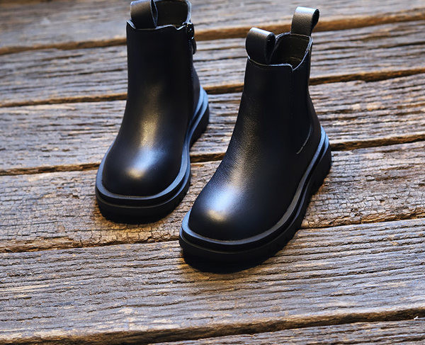 Műbőrből készült, lapos talpú gyerekcsizma