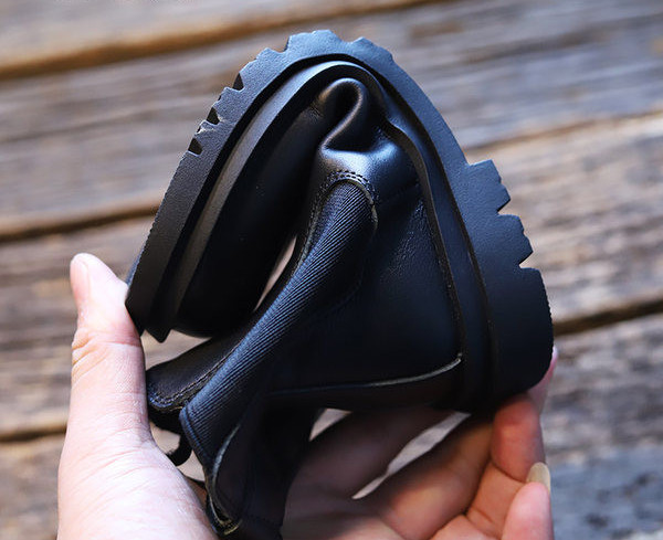 Műbőrből készült, lapos talpú gyerekcsizma