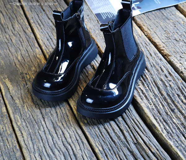 Modern lakkbőr csizma lányoknak