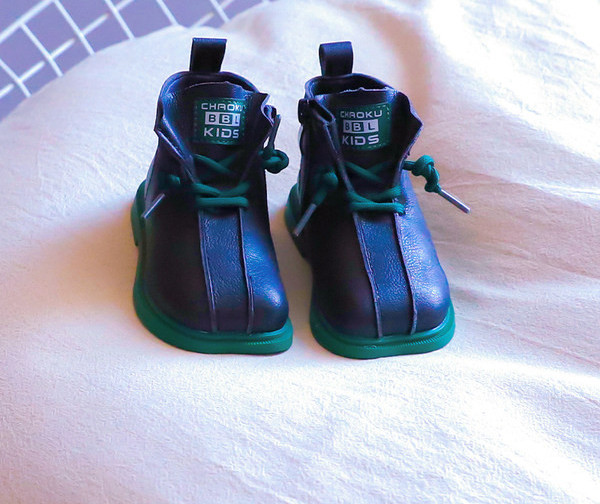 Παιδικά μποτάκια από οικολογικό δέρμα με επιγραφή και κορδόνια