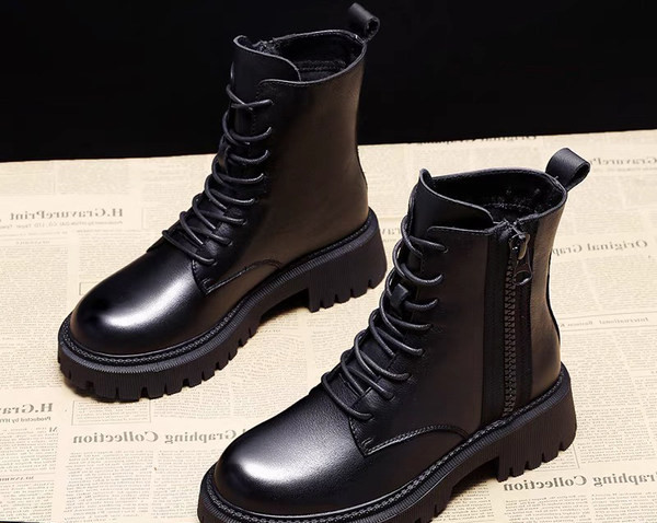 Παιδικά μαύρα μποτάκια με κορδόνια