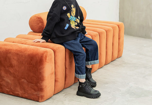 Modern csizma új modell durva talppal és csatokkal