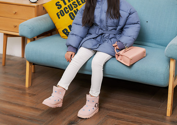 Ζεστές παιδικές μπότες με κεντητική καρδιά