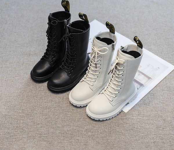 Έκο δερμάτινα κοριτσίστικα μποτάκια με τραχιά σόλα και κορδόνια
