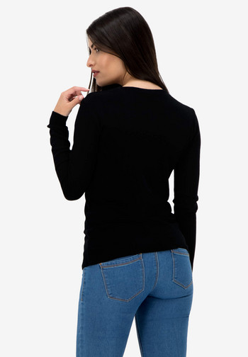 Изящно изплетен пуловер от мека прежда с ярка апликация