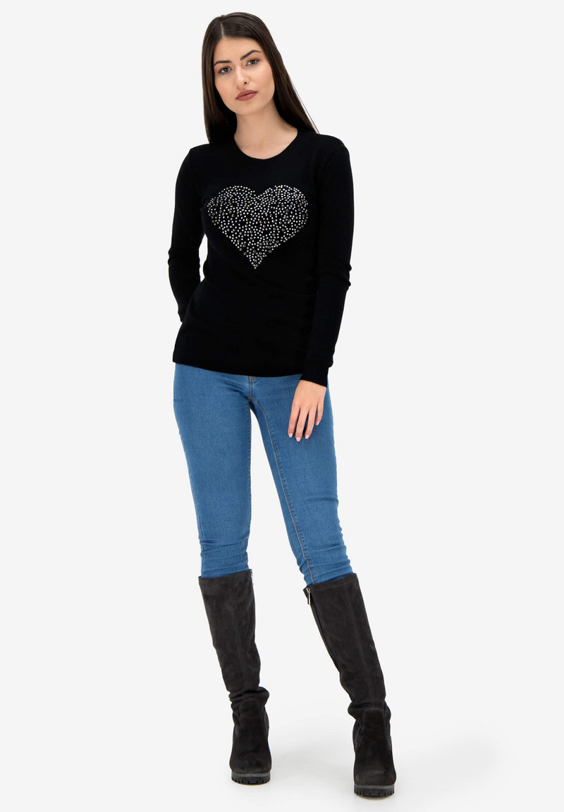 Изящно изплетен пуловер от мека прежда с ярка апликация звезда