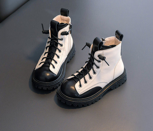 Μοντέρνα  παιδικές μπότες με κορδόνια στρογγυλεμένο σχέδιο