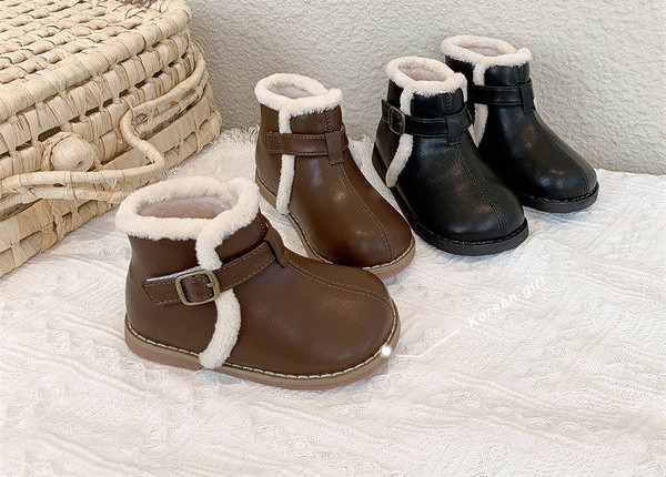 Stílusos gyerekcsizma puha béléssel és csattal lányoknak