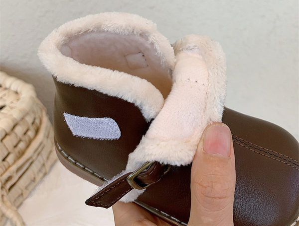 Stílusos gyerekcsizma puha béléssel és csattal lányoknak