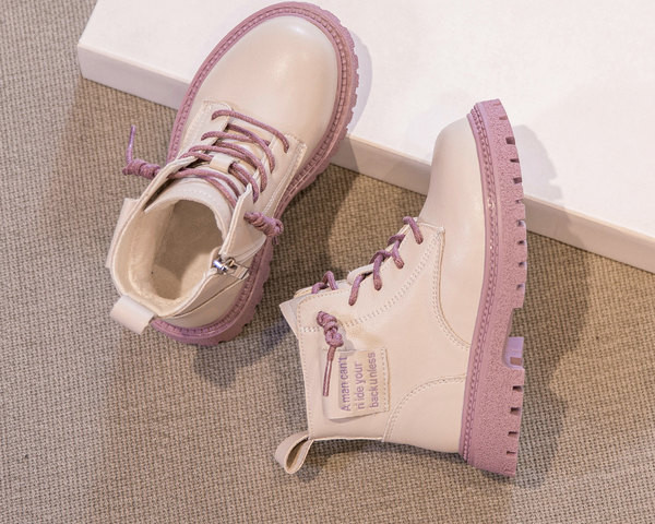 Παιδικά μποτάκια με τραχιά σόλα και κορδόνια