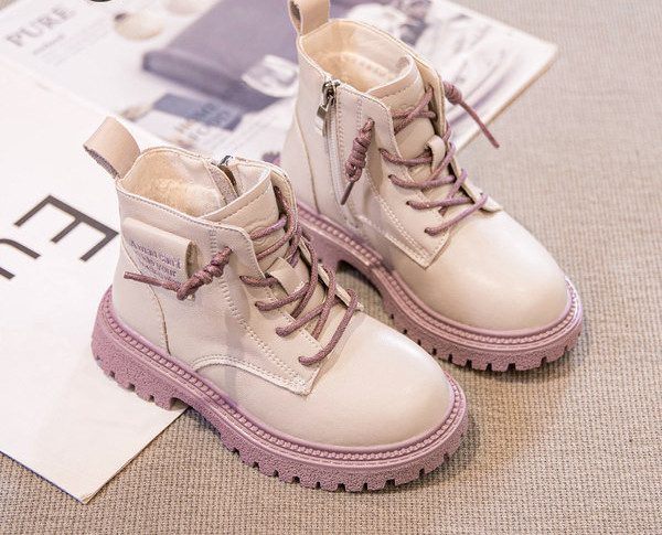 Παιδικά μποτάκια με τραχιά σόλα και κορδόνια