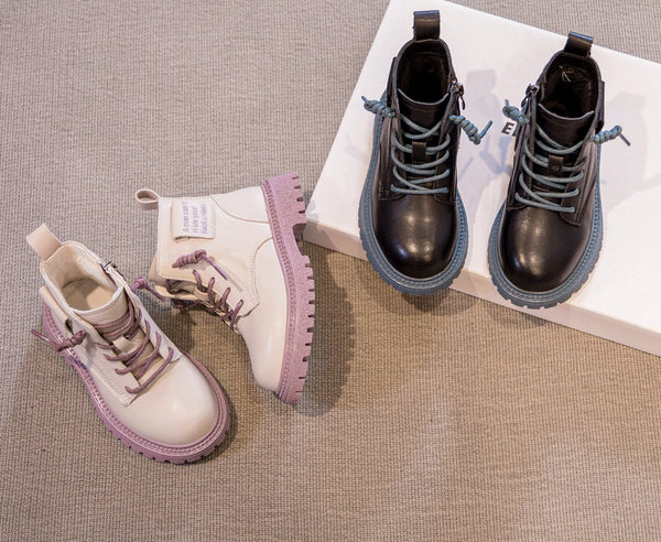 Παιδικά μποτάκια με τραχιά σόλα και κορδόνια