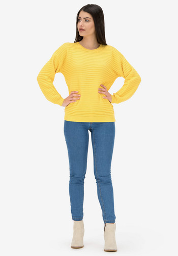 Пуловер в свободен стил в жълто