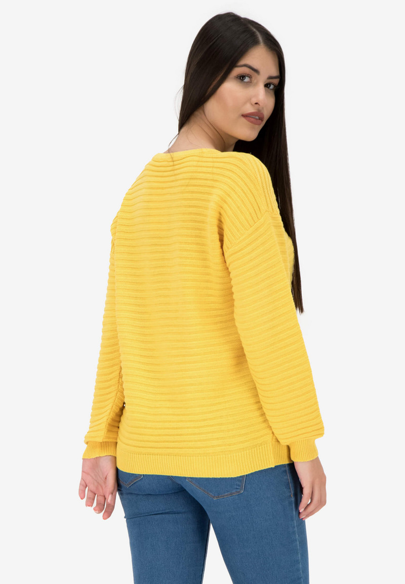 Пуловер в свободен стил в жълто