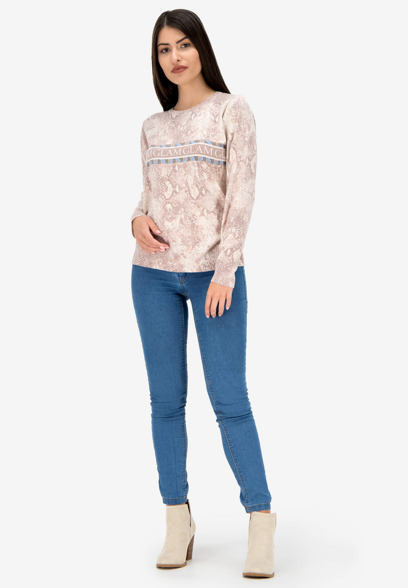 Изящно плетен пуловер с щампи от мека прежда