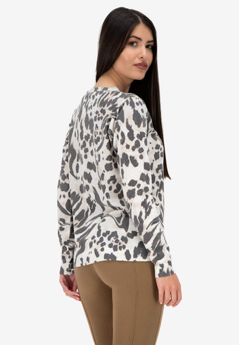 Изящно плетен пуловер с щампи от мека прежда в леопардова шарка