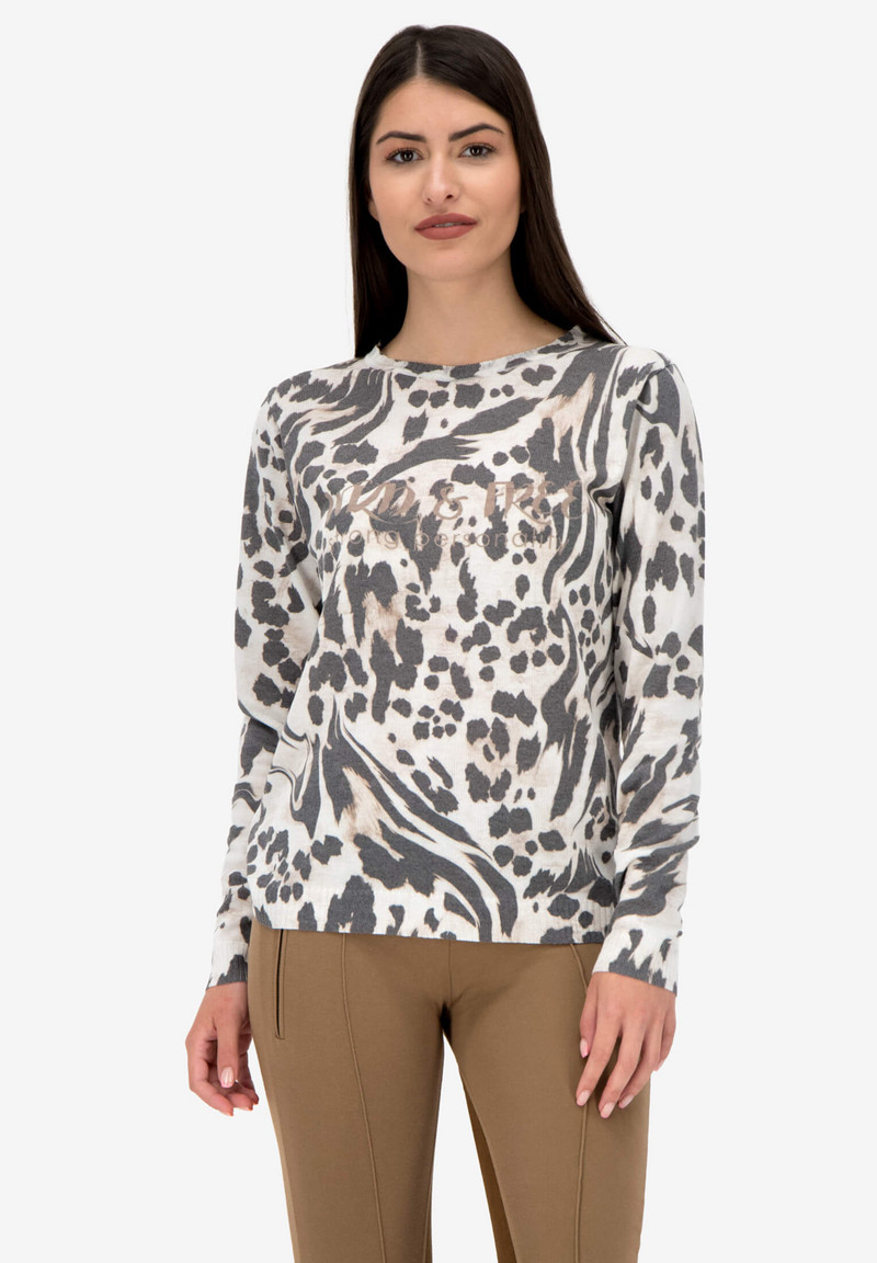 Изящно плетен пуловер с щампи от мека прежда в леопардова шарка