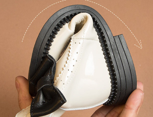 Παιδικά στρογγυλεμένα λουστρίνια μποτάκια με κορδέλα και φερμουάρ