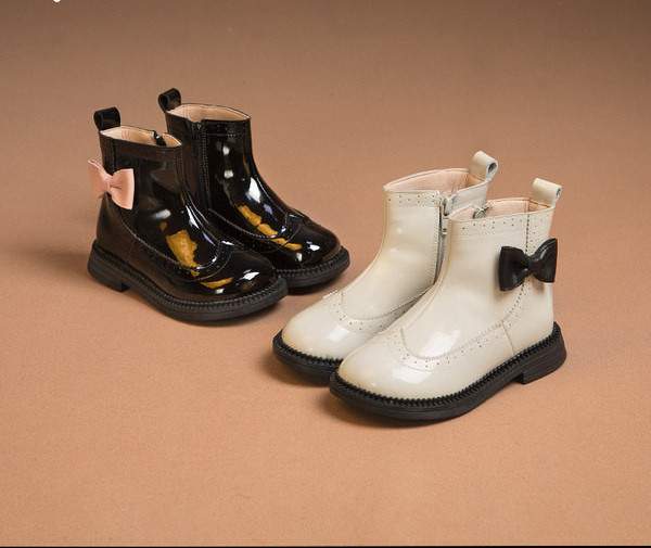 Παιδικά στρογγυλεμένα λουστρίνια μποτάκια με κορδέλα και φερμουάρ