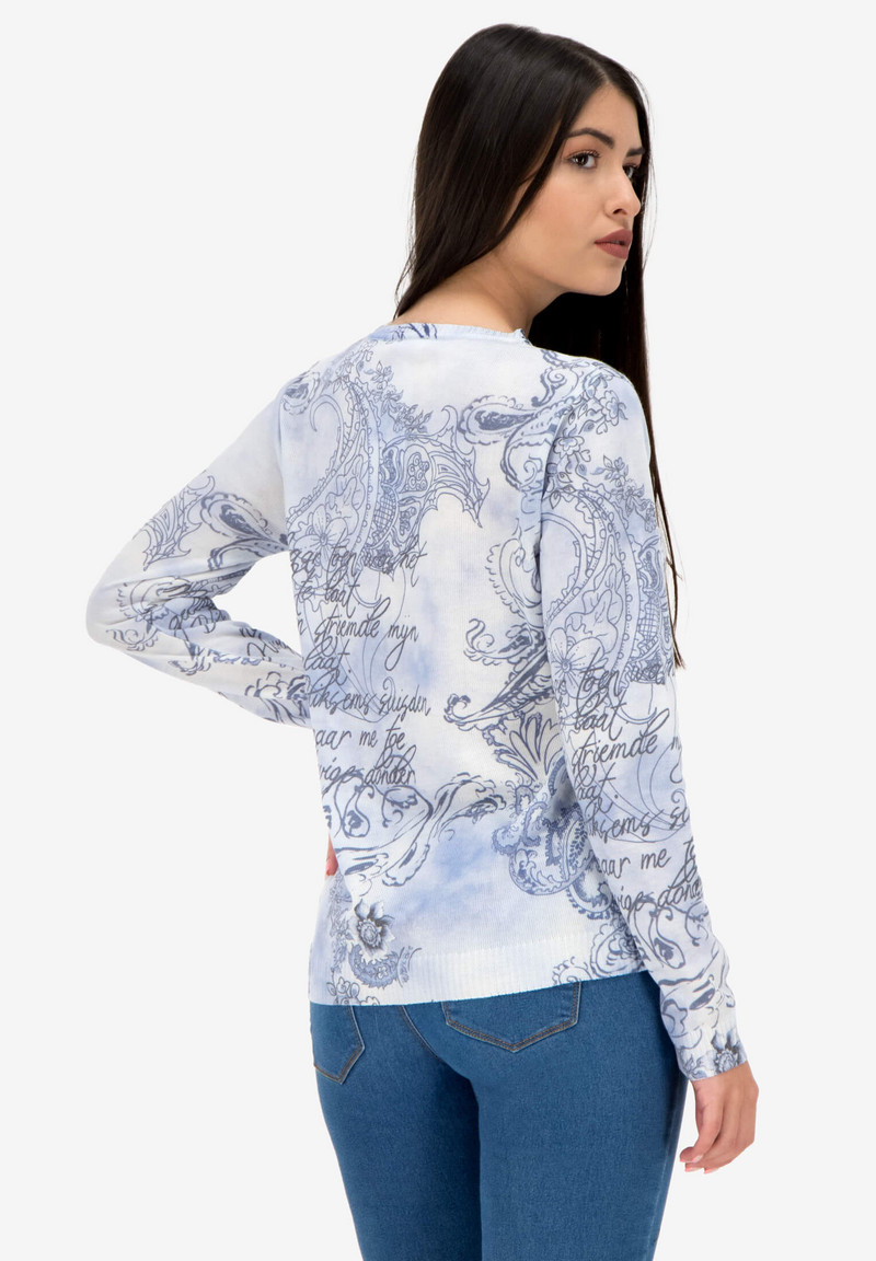 Изящно плетен пуловер с надписи от мека прежда