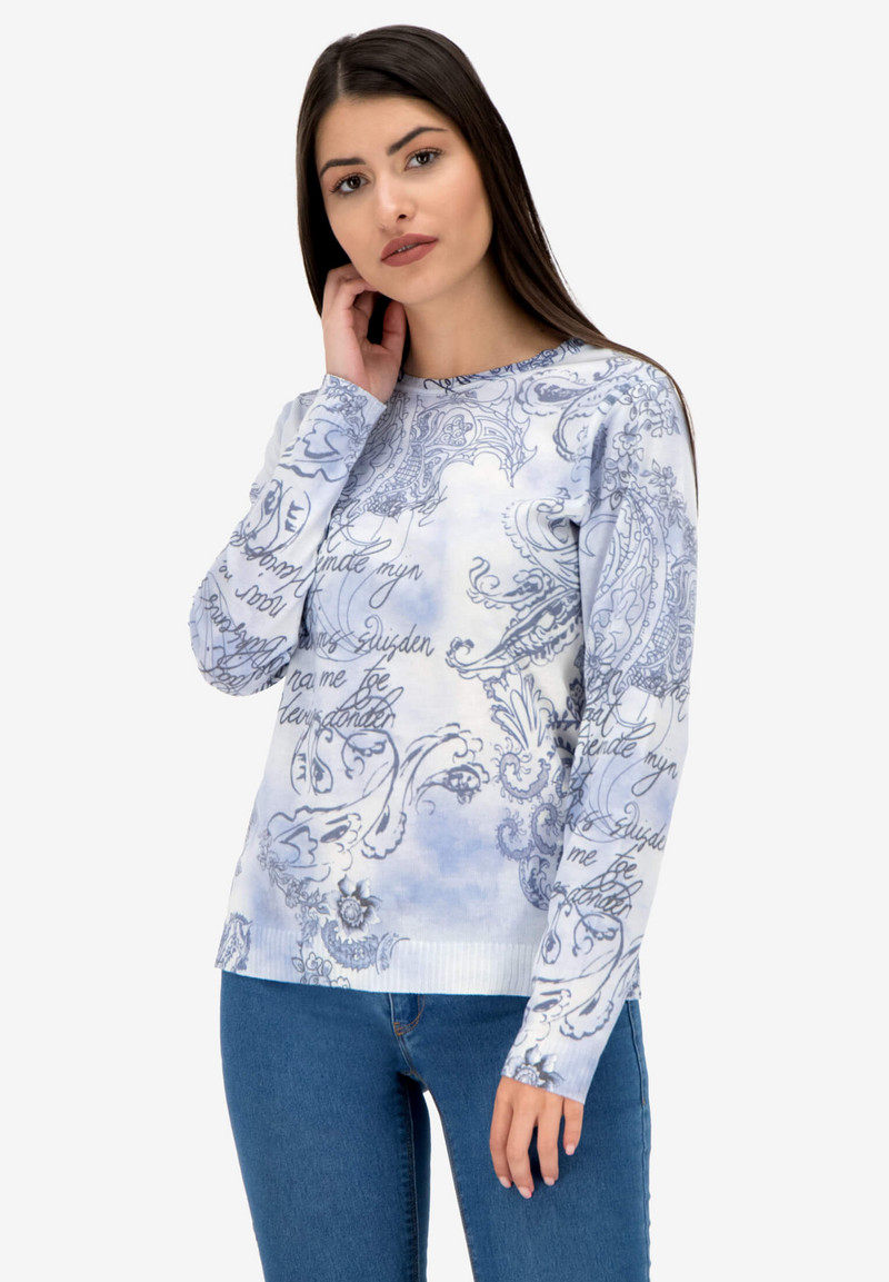 Изящно плетен пуловер с надписи от мека прежда