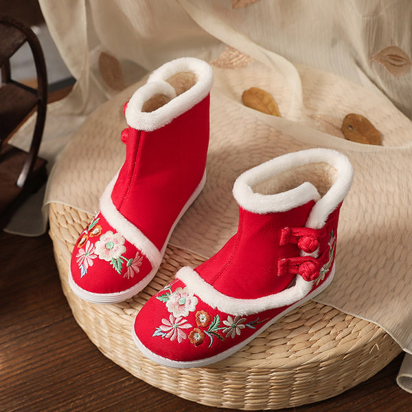 Aktuális, öko velúrból készült, hímzéssel készült gyerekcsizma lányoknak