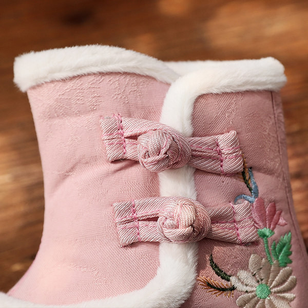 Aktuális, öko velúrból készült, hímzéssel készült gyerekcsizma lányoknak