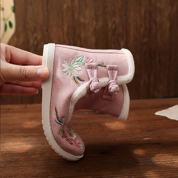 Aktuális, öko velúrból készült, hímzéssel készült gyerekcsizma lányoknak