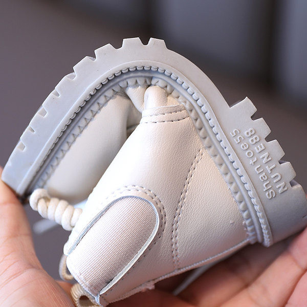 Παιδικά έκο δερμάτινα μποτάκια με κορδόνια σε μαύρο και μπεζ χρώμα