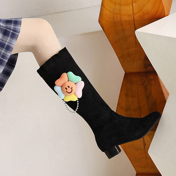 Παιδικά σουέτ μποτάκια με τακούνι 3 cm και τρισδιάστατη διακόσμηση