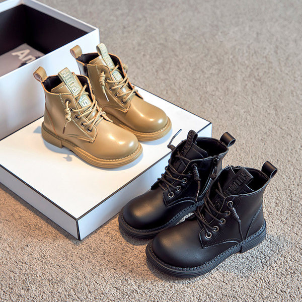 Παιδικά έκο δερμάτινα μποτάκια με επιγραφές και κορδόνια