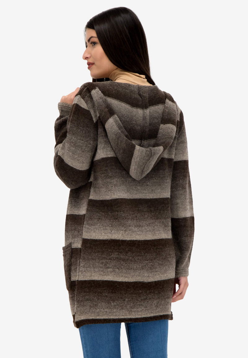 Дълга жилетка на кафяви райета с изчистени линии и качулка