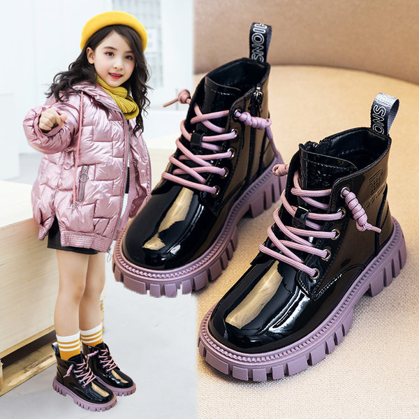 Bőr gyerekcsizma fekete és színes nyakkendővel