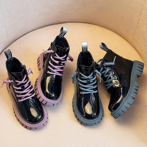 Bőr gyerekcsizma fekete és színes nyakkendővel