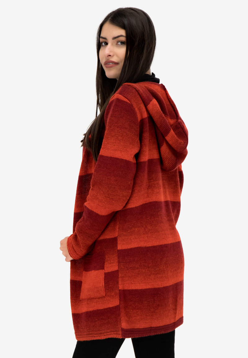 Дълга жилетка на червени райета с изчистени линии и качулка