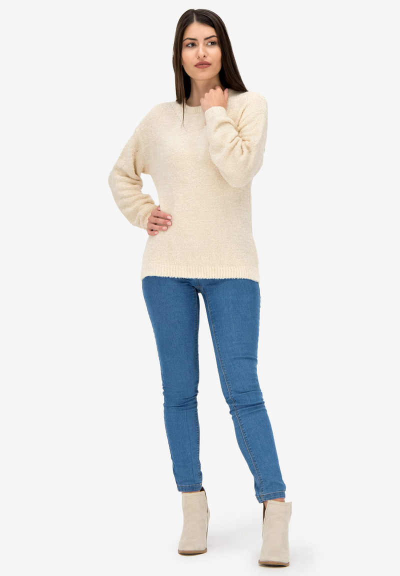 Свободен джъмпер, изработен от прекрасна мека пухкава прежда в кремаво