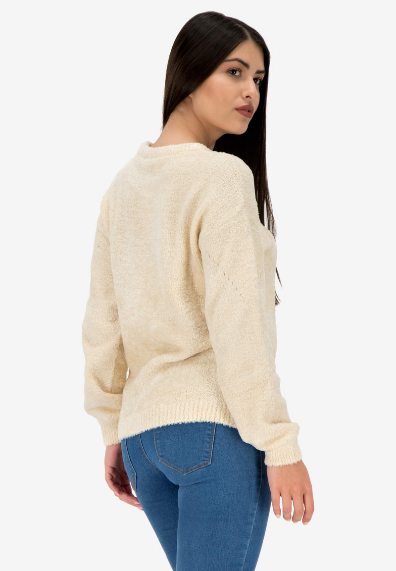 Свободен джъмпер, изработен от прекрасна мека пухкава прежда в кремаво