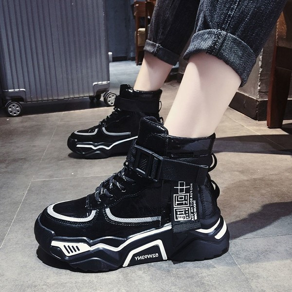 Αθλητικά παιδικά μποτάκια με τραχιά σόλα