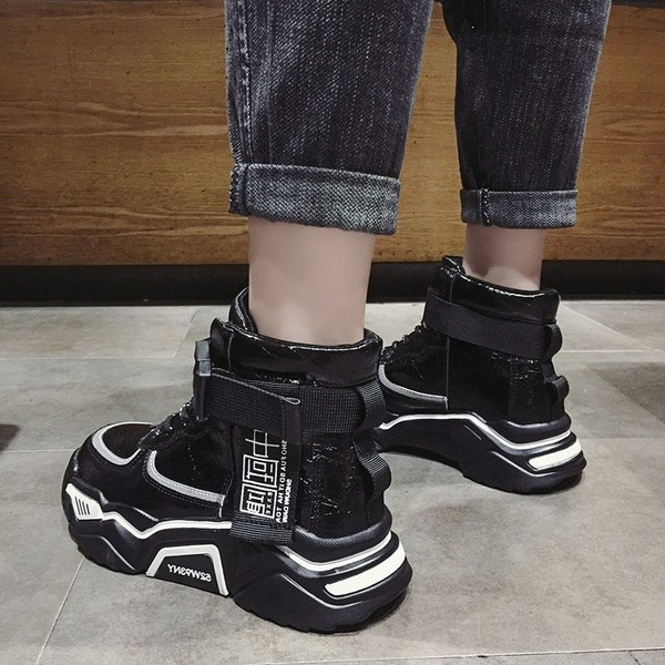 Αθλητικά παιδικά μποτάκια με τραχιά σόλα