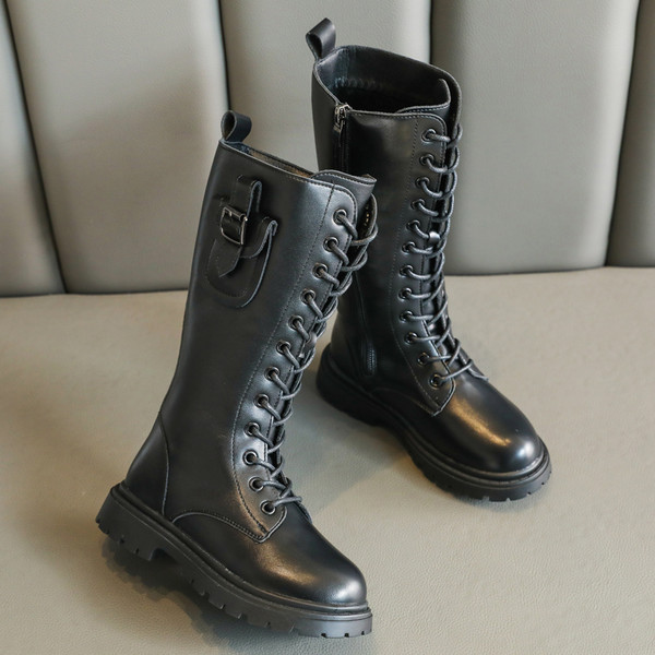 Öko bőrből készült modern gyerekcsizma, csattal