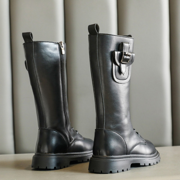 Öko bőrből készült modern gyerekcsizma, csattal