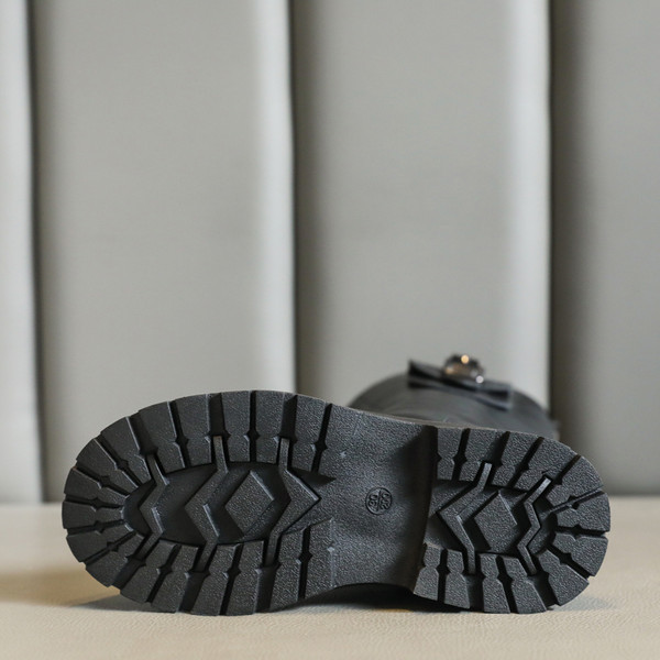 Öko bőrből készült modern gyerekcsizma, csattal