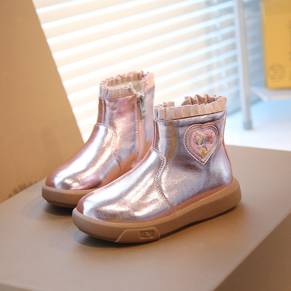 Modern gyerekcsizma fürtökkel és fényes hatással