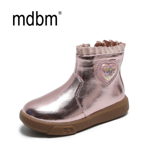 Modern gyerekcsizma fürtökkel és fényes hatással