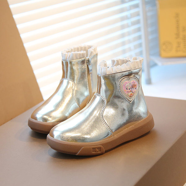 Modern gyerekcsizma fürtökkel és fényes hatással