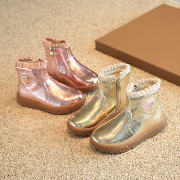 Modern gyerekcsizma fürtökkel és fényes hatással