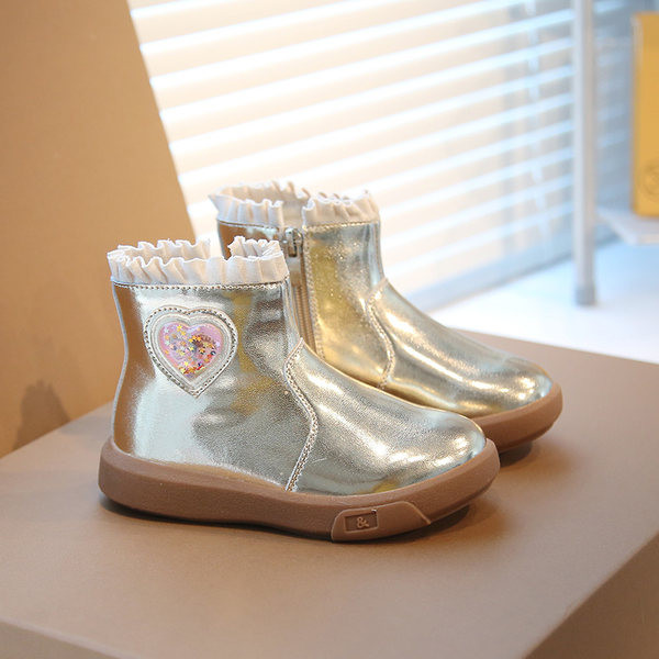 Modern gyerekcsizma fürtökkel és fényes hatással