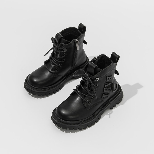 Μοντέρνα παιδικά μποτάκια από οικολογικό δέρμα με τραχιά σόλα και επιγραφή