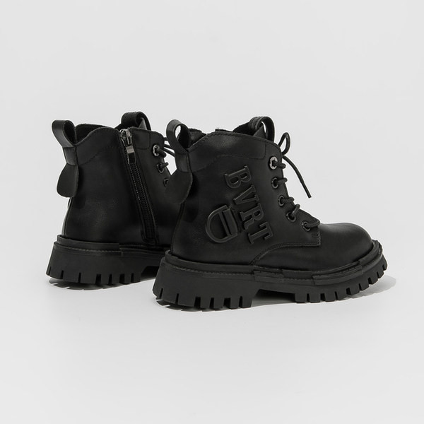 Μοντέρνα παιδικά μποτάκια από οικολογικό δέρμα με τραχιά σόλα και επιγραφή